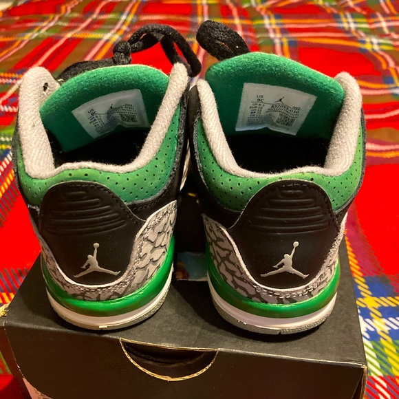 *USED* Jordan Retro 3’s Size 9c (Black/Green) - Picture 2 of 4